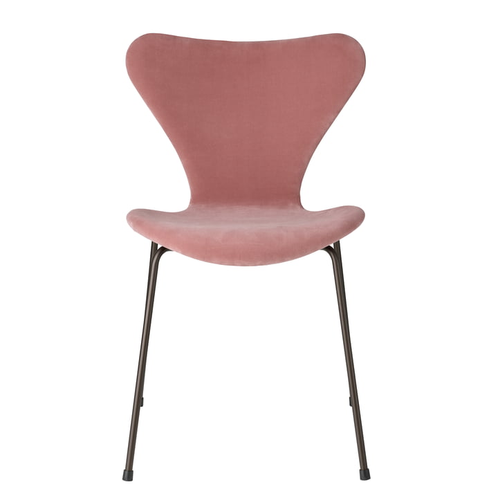 Series 7 Velvet Edition chair fully upholstered from Fritz Hansen in misty rose