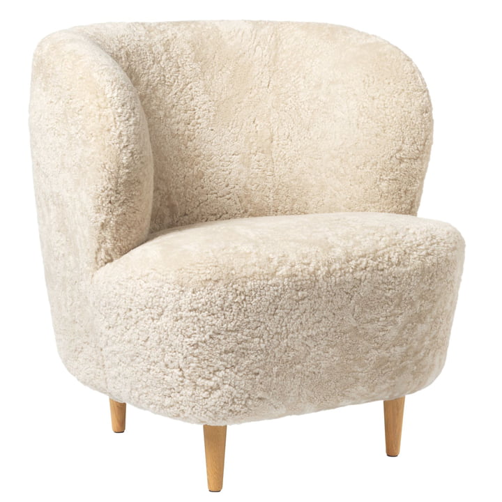 Stay Lounge Chair small from Gubi in oak matt lacquered / Sheepskin Curly (Moonlight 09)