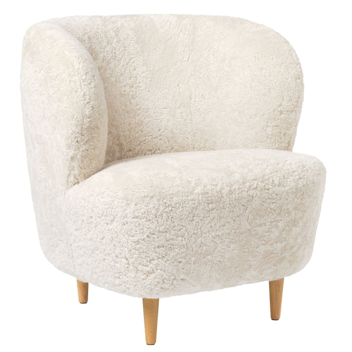 Stay Lounge Chair small from Gubi in oak matt lacquered / Sheepskin Curly (02 off white)