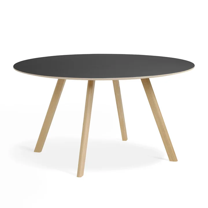 The Copenhague CPH25 table from HAY with 140 cm diameter in matt lacquered oak / black linoleum