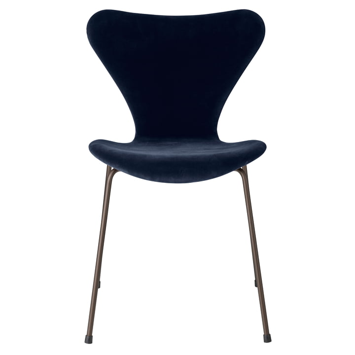 Series 7 chair with full upholstery from Fritz Hansen in velvet midnight blue / dark brown frame