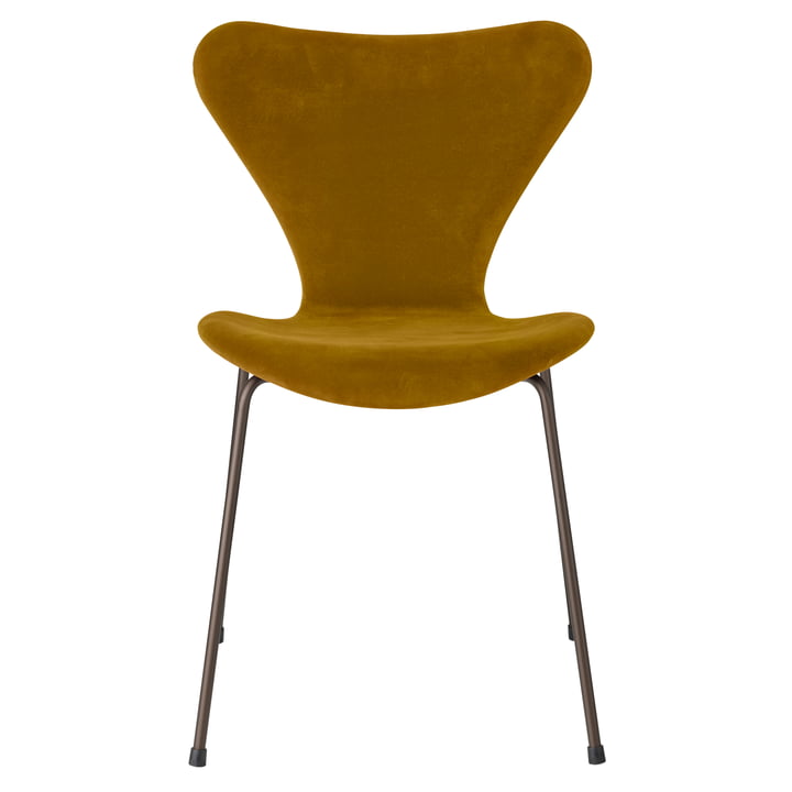 Series 7 chair with full upholstery from Fritz Hansen in velvet soft ochre / dark brown frame