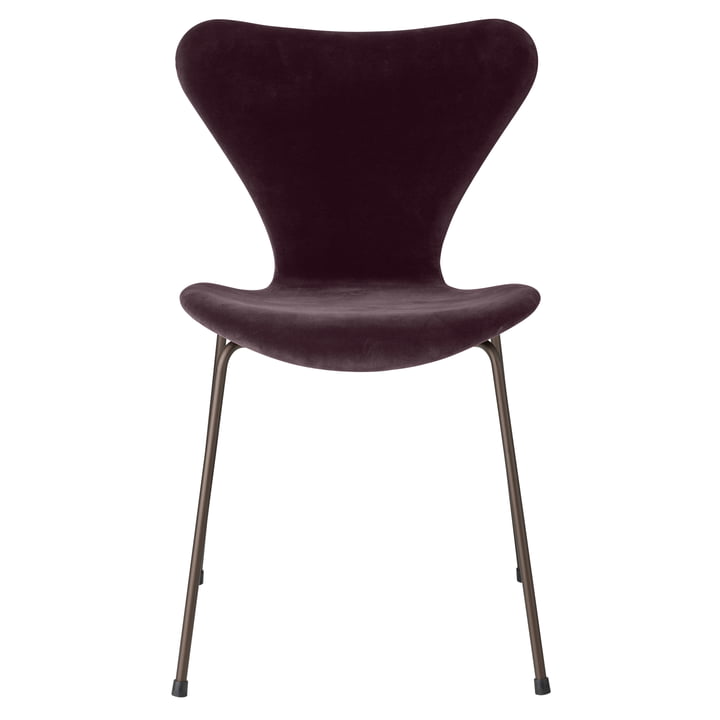 Series 7 chair with full upholstery from Fritz Hansen in velvet dark plum / dark brown frame