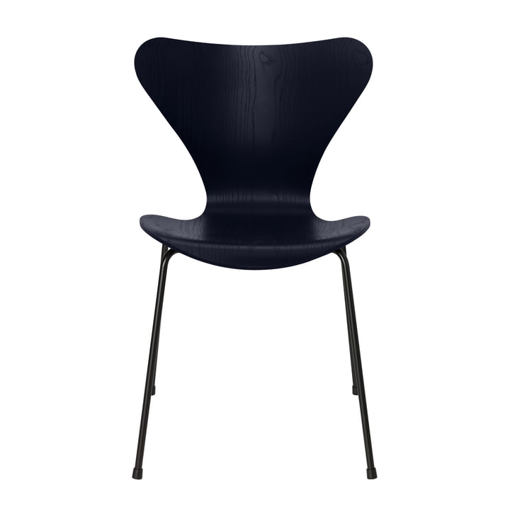 Series 7 chair from Fritz Hansen in ash midnight blue coloured / black frame