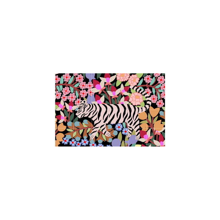 The Tiger in Flowers wall picture from IXXI is hung up without drilling.