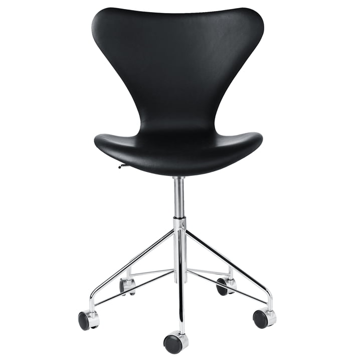 Series 7 office chair from Fritz Hansen in chrome / Essential black leather