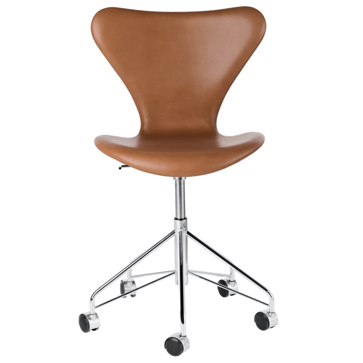 Series 7 office chair from Fritz Hansen in chrome / Grace walnut leather