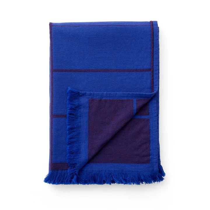The Untitled AP10 bedspread from & Tradition, 150 x 210 cm, electric blue