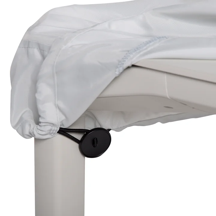 The rubber bands of the protective cover from Fermob on the table leg