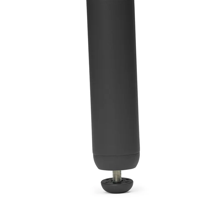 The adjustable legs of the Toní garden table from Fatboy