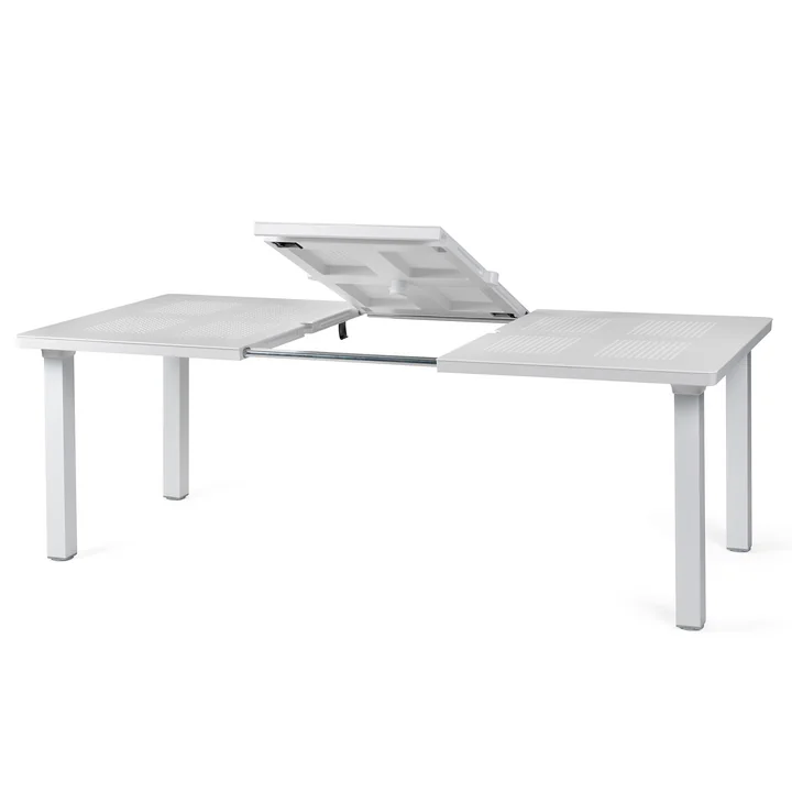 The Levante extending table from Nardi extends from 160 to 220 cm.