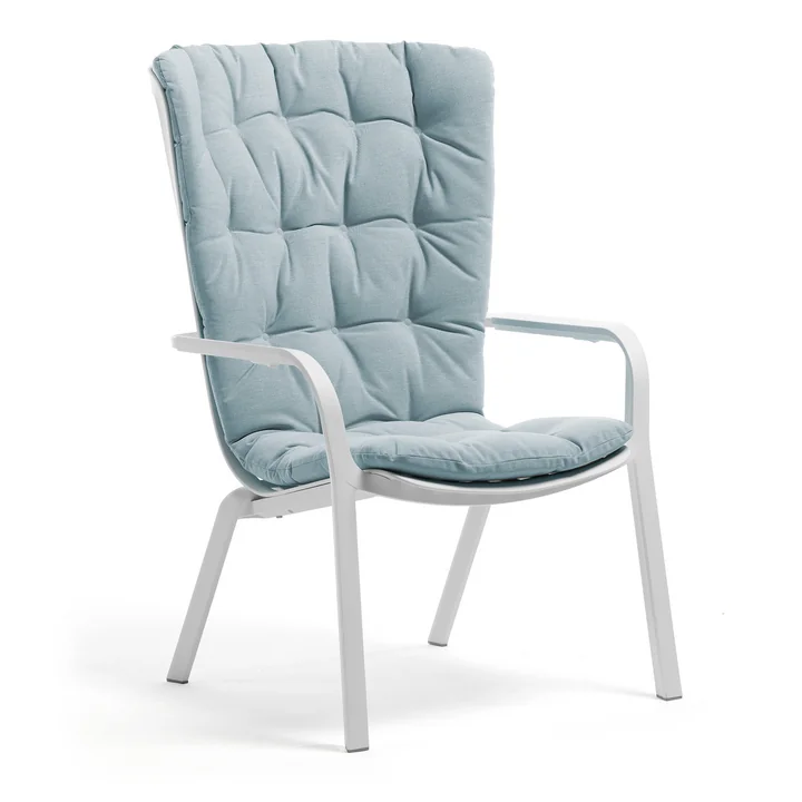 The white Folio outdoor armchair from Nardi with light blue seat upholstery