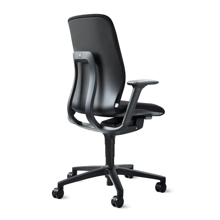 The AT Homeoffice office swivel chair from Wilkhahn adapts to the body
