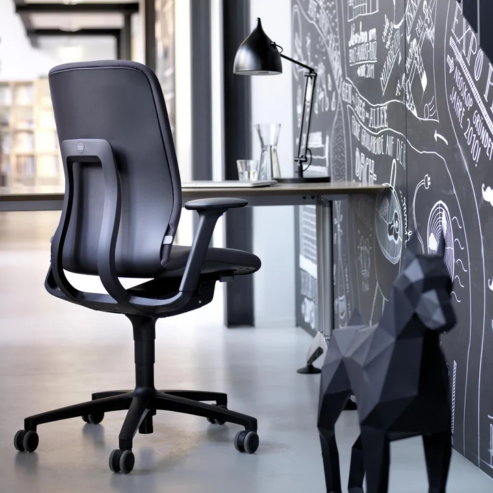 The sprung AT Homeoffice office swivel chair from Wilkhahn in the office