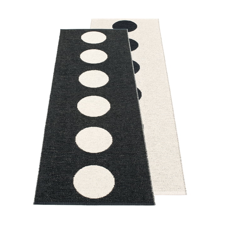 Vera Reversible rug, 70 x 225 cm by Pappelina in black / vanilla