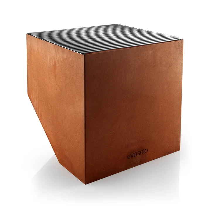 Grill grate on FireCube fire basket from Eva Solo