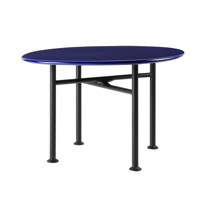 Carmel Outdoor lounge table from Gubi in the version black semi matt / pacific blue
