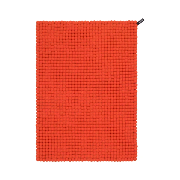 Mats Felt ball rug from myfelt in the color red