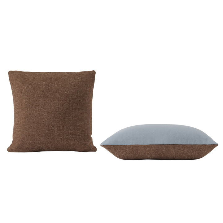 https://cdn.connox.com/m/100107/665092/media/muuto/Mingle-Kissen/Muuto-Mingle-Kissen-45x45-cm-kupferbraun-hellblau-Ansicht-frei.jpg