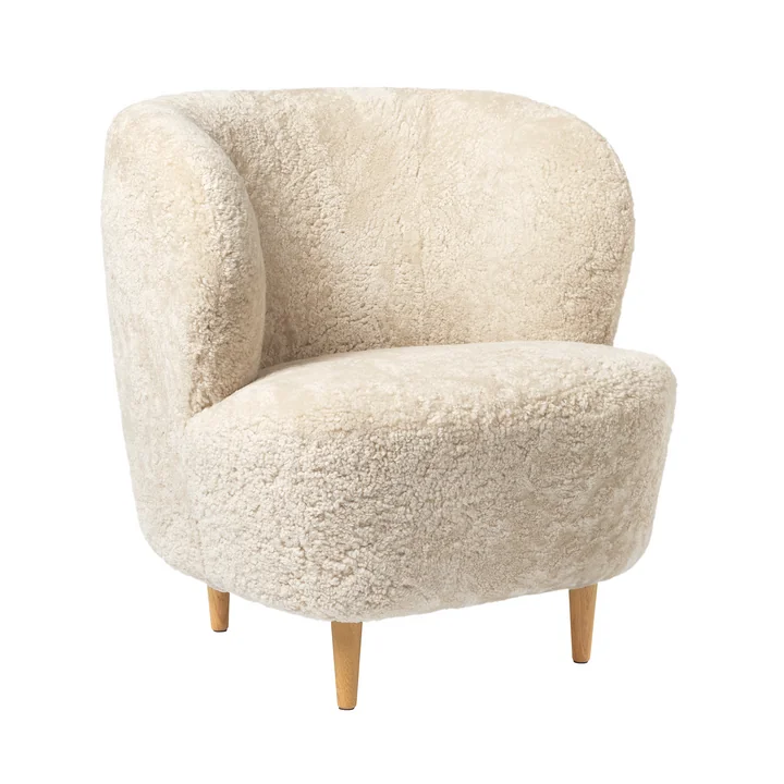 Gubi - Stay Lounge Chair small, Oak matt lacquered / Sheepskin Skandilock (moonlight)