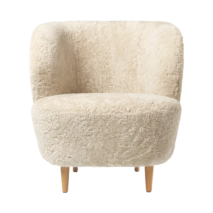 Gubi - Stay Lounge Chair small, Oak matt lacquered / Sheepskin Skandilock (moonlight)