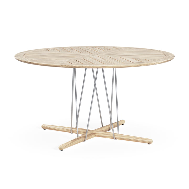Embrace Garden table, untreated teak, Ø 140 cm from Carl Hansen