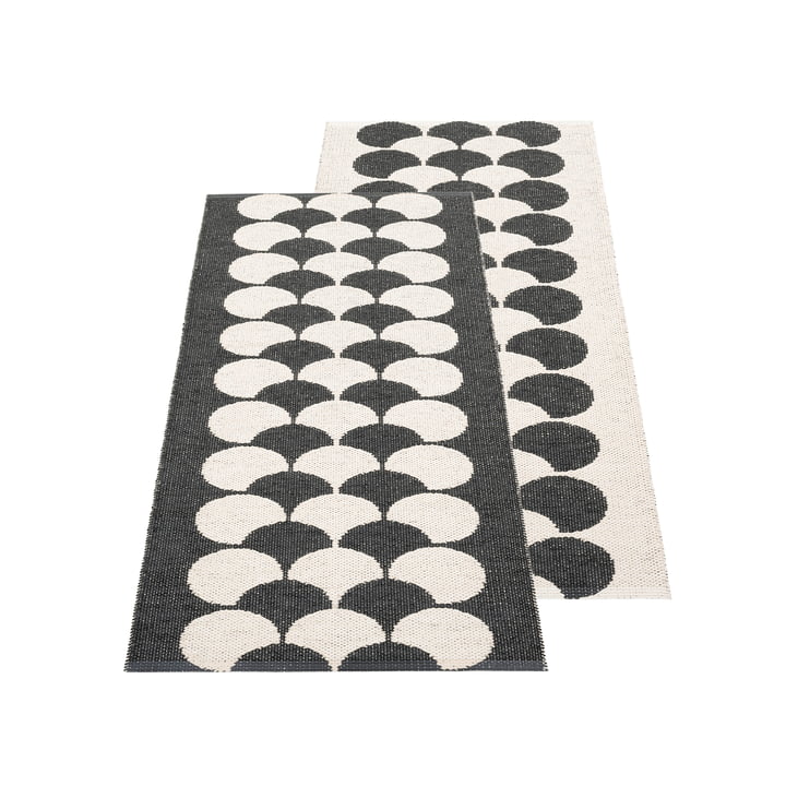 POPPY rug, 150 x 70 cm, black by Pappelina