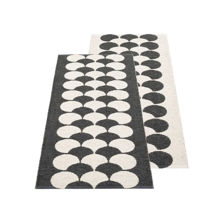 POPPY rug, 150 x 70 cm, black by Pappelina