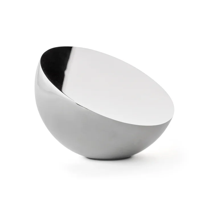 The Aura table mirror from New Works embodies timeless elegance and modern design to perfection. With its simple yet eye-catching appearance, this mirror is an outstanding accessory for any living space.