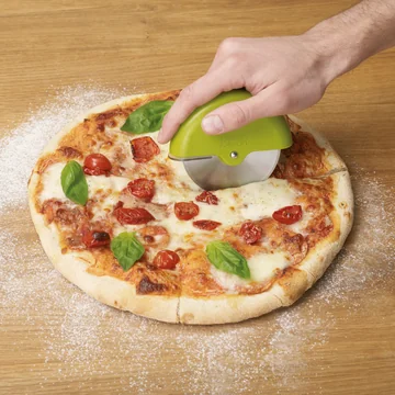 Joseph Joseph - Scoot Pizza Knife - Situation