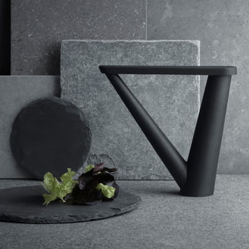 In matte black cast steel, the Aldo Bakker oil dispenser from Georg Jensen is a sculptural highlight in your kitchen.