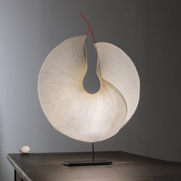 The Yoruba Rose LED table lamp, white (EU) of Ingo Maurer gives calming light