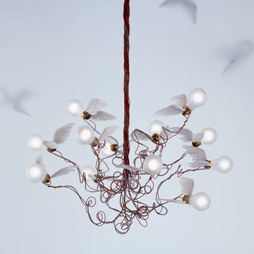 The Birdie pendant lamp, red from Ingo Maurer represents a flock of luminous birds