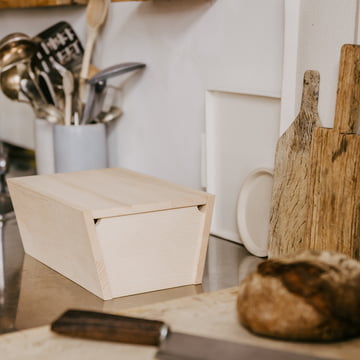The bread box Moin! from side by side in a modern kitchen