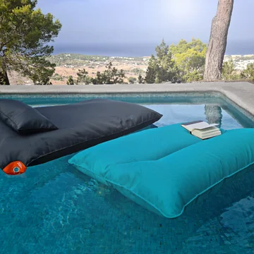 The high quality Pool Bull from Sitting Bull in the pool