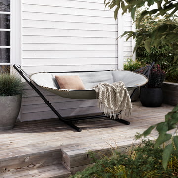 The CHILL it Cobana hammock from SACK it can also stand outside in the rain