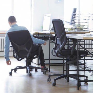 The IN office swivel chair from Wilkhahn can be leaned back and to the side