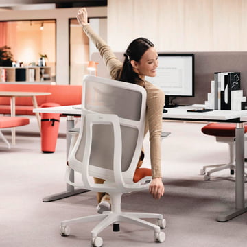 The AT Mesh office swivel chair from Wilkhahn leans to the side