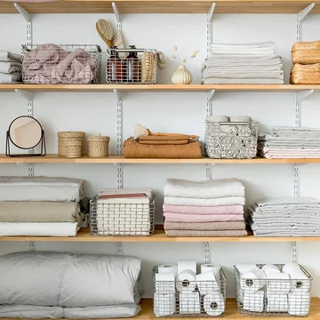 The Rectangular basket from Korbo on the bathroom shelf