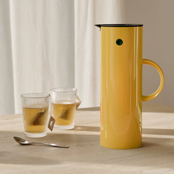 Vacuum jug EM 77 from Stelton in color poppy yellow