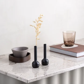 Silhouette Vase from Lind DNA