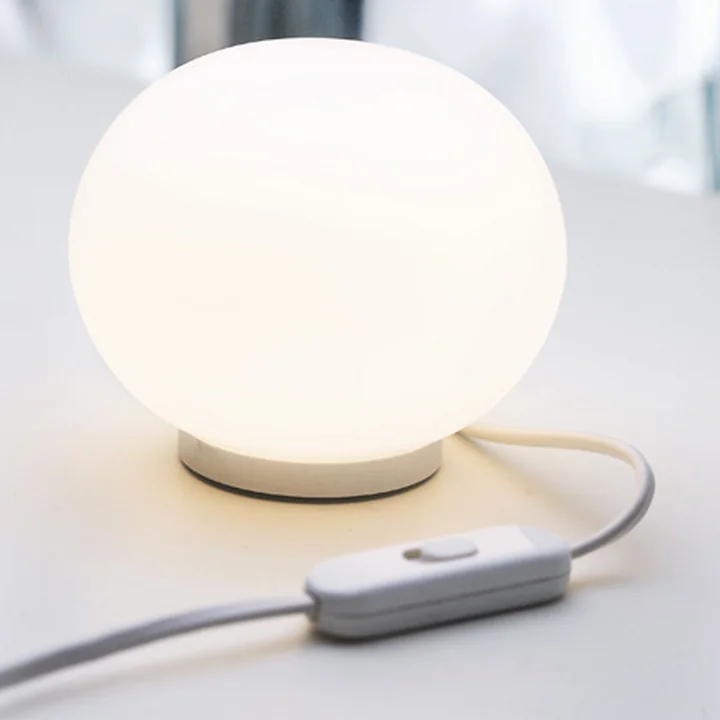 Delicate light with the Mini Glo-Ball table lamp from Flos