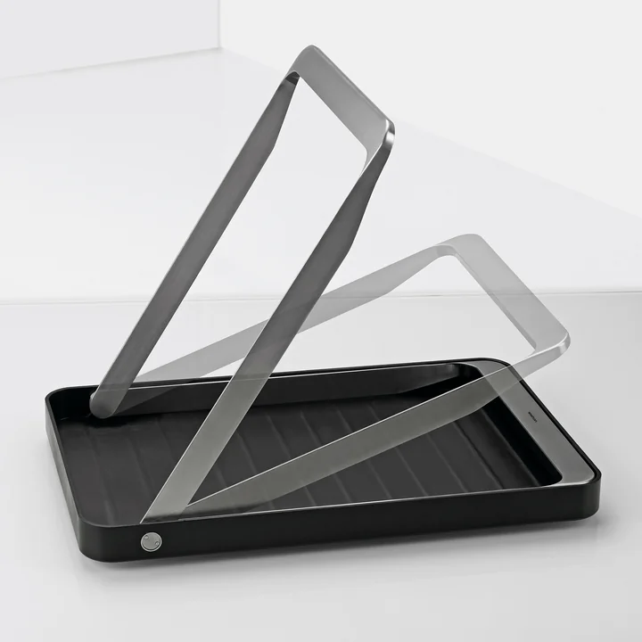 The ergonomic handle of the Take away serving tray from Stelton