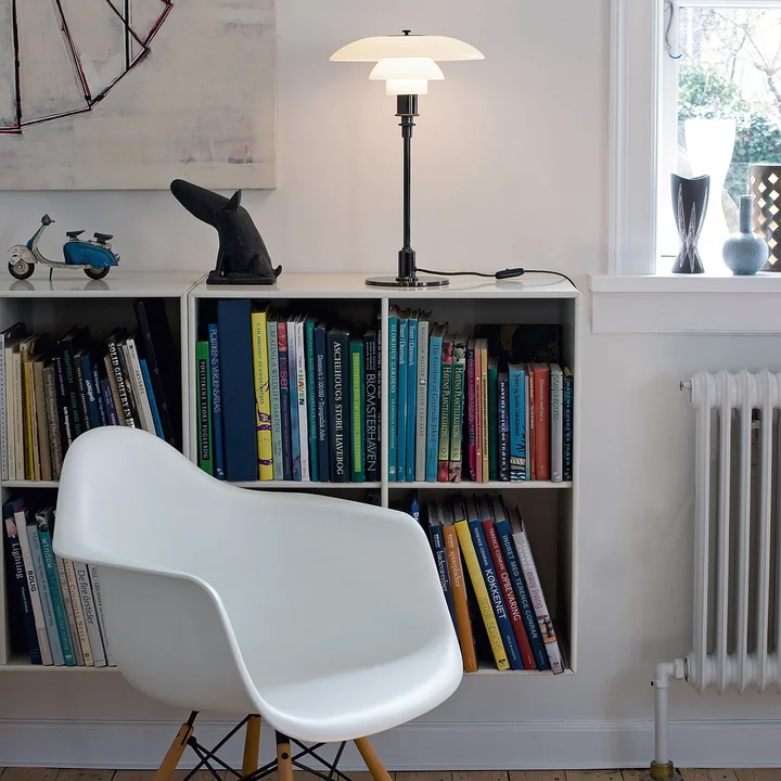 The Louis Poulsen PH 3/2 table lamp in the living room