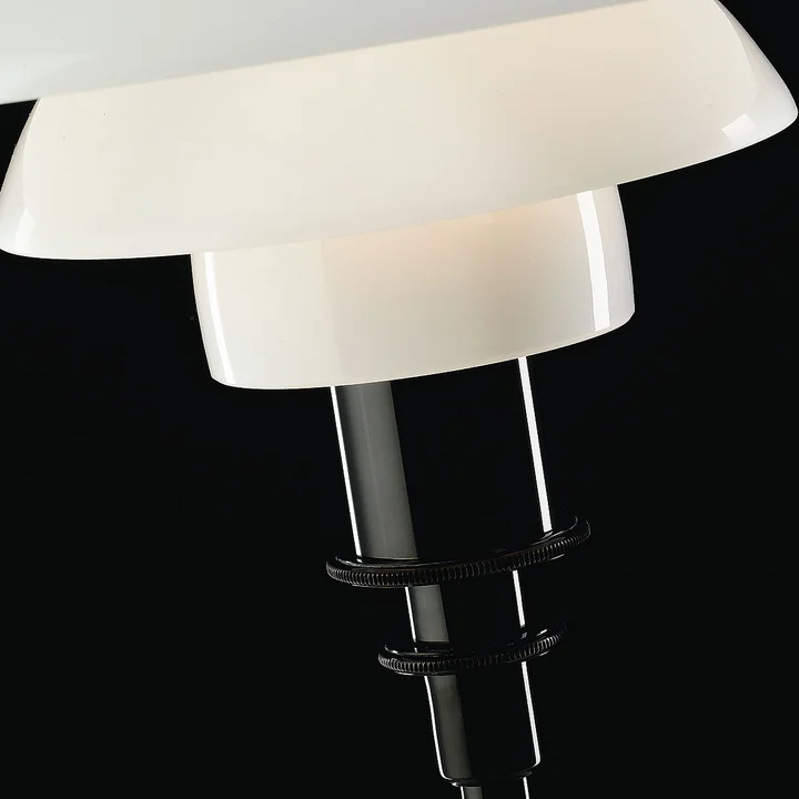The Louis Poulsen PH 3/2 table lamp in detail