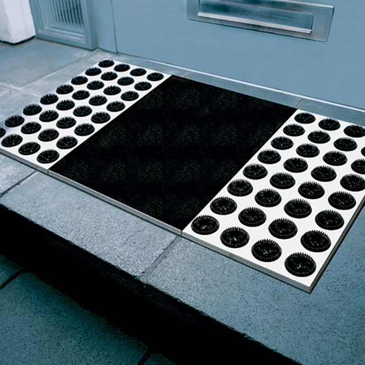 Clean Soles with the Radius Design feet-back II doormat