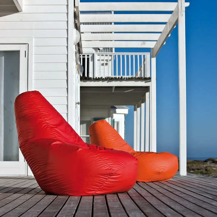 Zanotta - Sacco Sitzsack orange and red, on the veranda