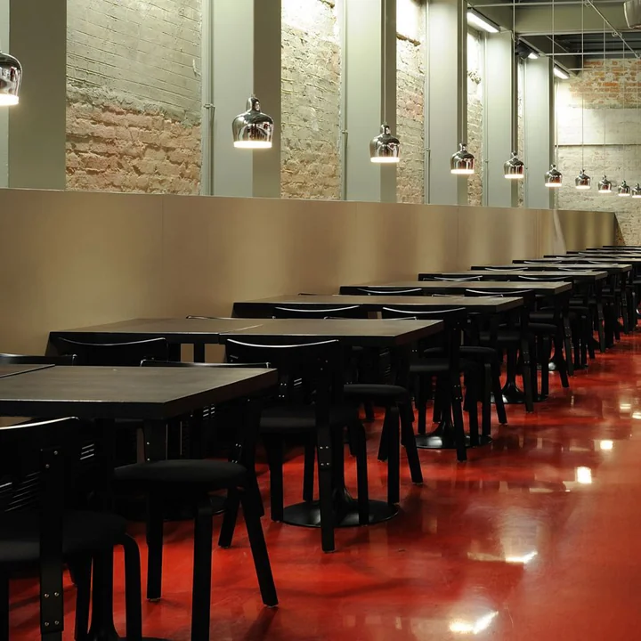 The A 330S Golden Bell pendant light from Artek in the restaurant