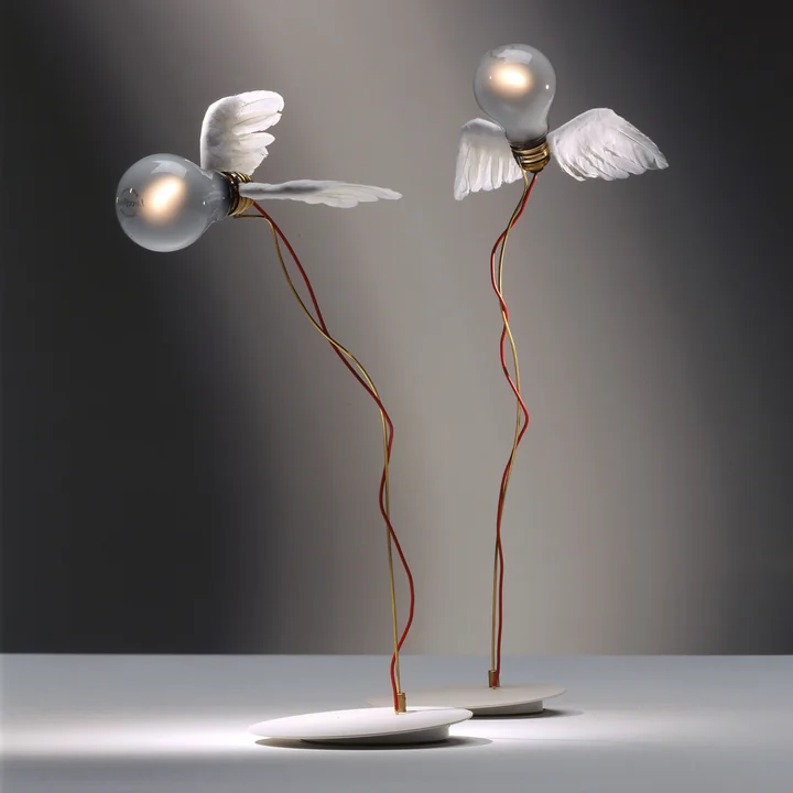 Flying design that enchants - Ingo Maurer Lucellino Table lamp