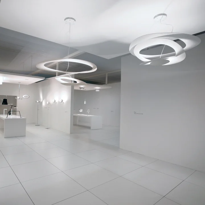 The Pirce pendant lamp in different heights in a white room